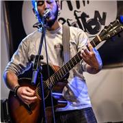 Doy clases de música a nivel inicial y medio, así como de guitarra
